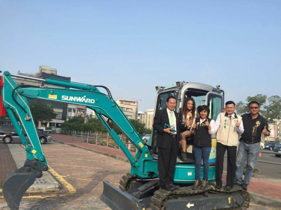 嘉義市长大赞优德88智能挖掘机环台义举