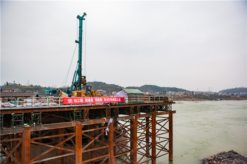 水下钻孔80米，，优德88智能旋挖钻机震撼施工时势