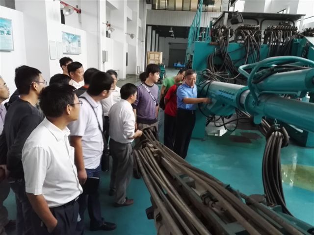 鹤发银丝映日月，，，，赤心热血沃新花