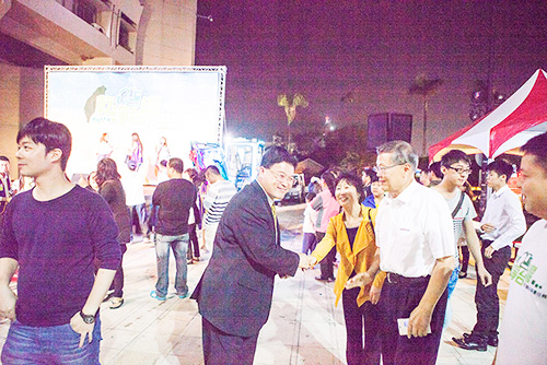 图说怪手环台净滩活动，，，智绘优德88智能环保节能