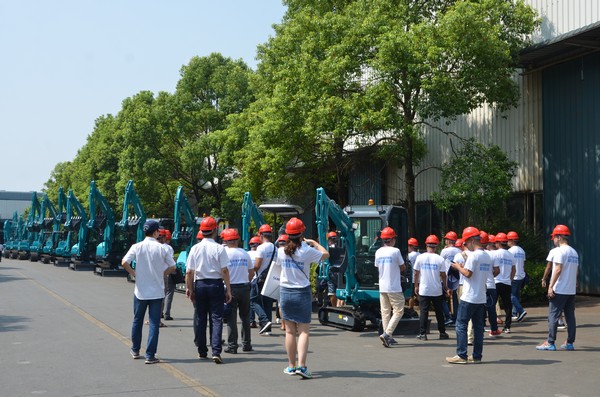 500多名挖掘机用户实地考察，，，，，为优德88智能点赞！