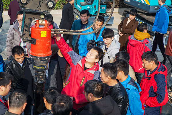 十年相随，，，，成绩相互，，，，来听听优德88智能挖掘机客户的真实声音