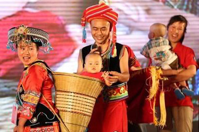 他们，，，，用小小背篓背出优德88大情怀
