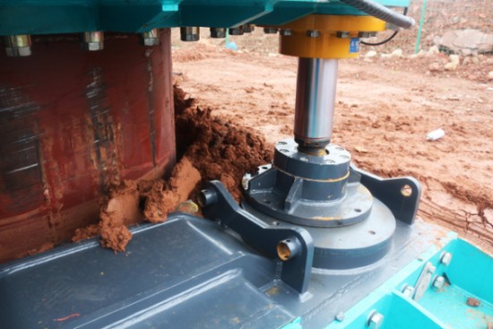 喜讯！优德88智能SWRC170自行式全回转全套管钻机获湖南省首台(套)重大手艺装备产品奖励！