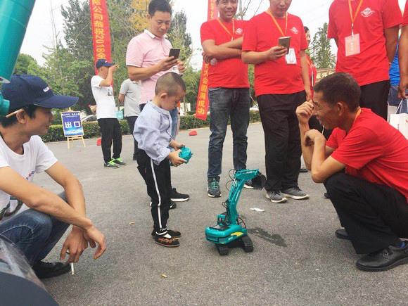 “超美微挖”现身2018微挖峰会，，，，，，优德88智能微挖出口过万台