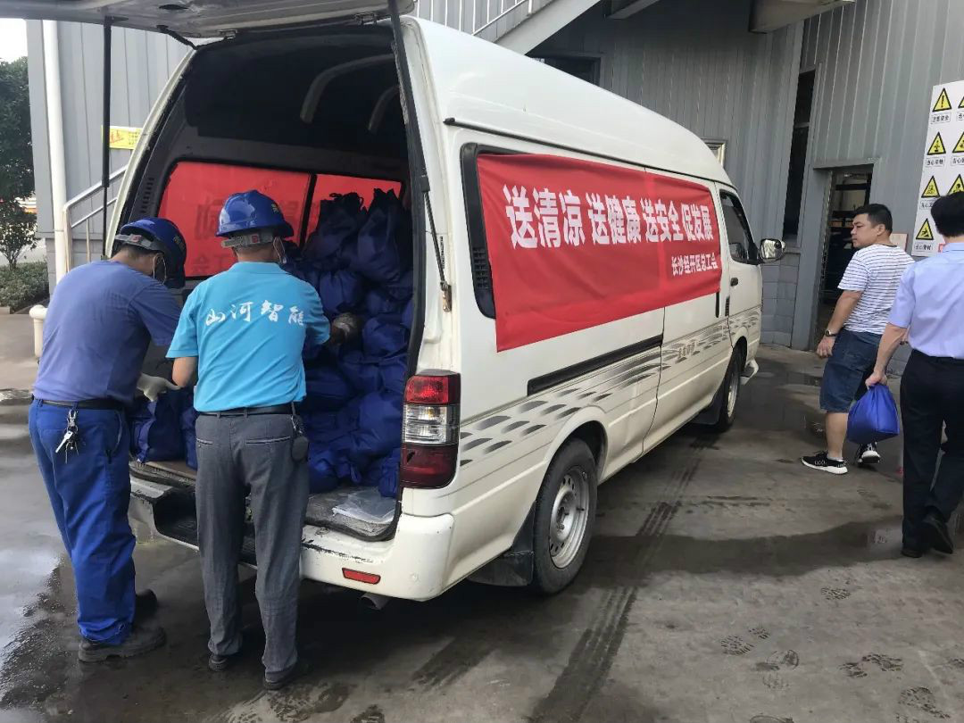 夏日炎炎送清凉，，，，，，区总眷注暖人心