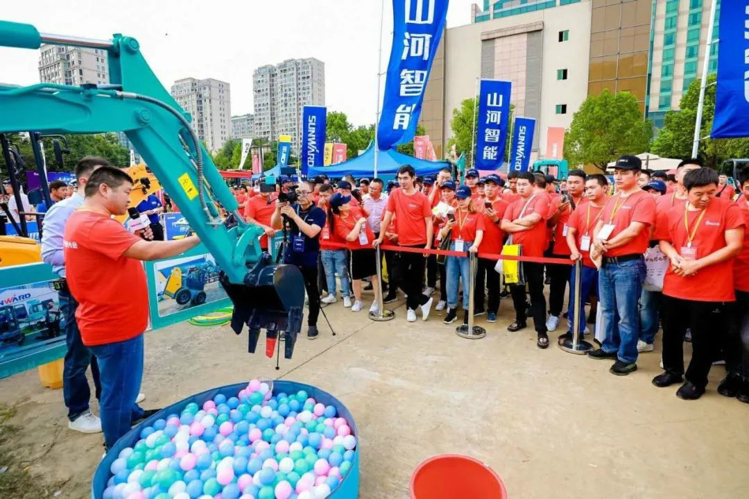 2020全球微挖大会 优德88智能精品微挖赢得满堂彩