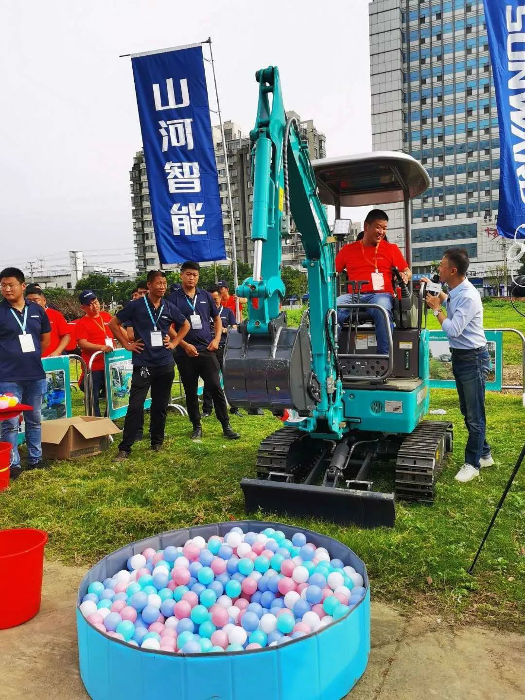 2020全球微挖大会 优德88智能精品微挖赢得满堂彩