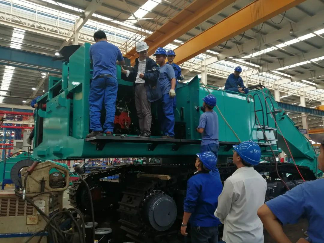 立异再出效果！优德88智能超大型履带式液压挖掘机下线
