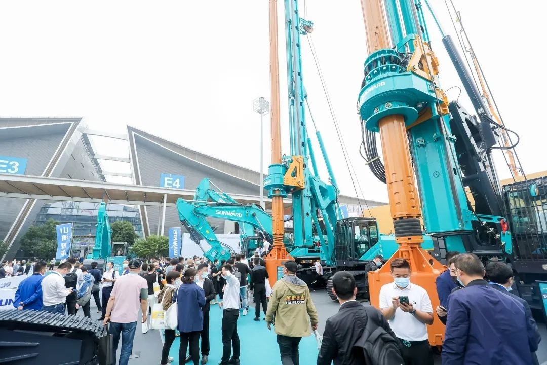 何清华出席长沙国际工程机械工业链生长峰会，，，走“双循环”蹊径要害在于“要做好自己的事情”