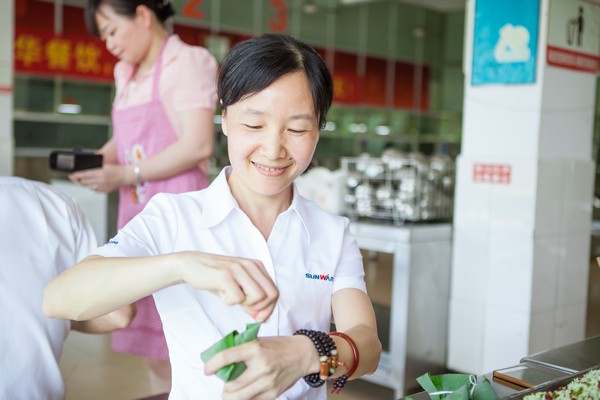 弘扬古板文化，，共享浓情端午——记第三届“爱国心·优德88情”包粽子角逐