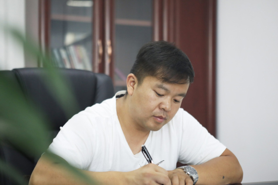 六年六台挖机 邓老板是个“优德88迷”