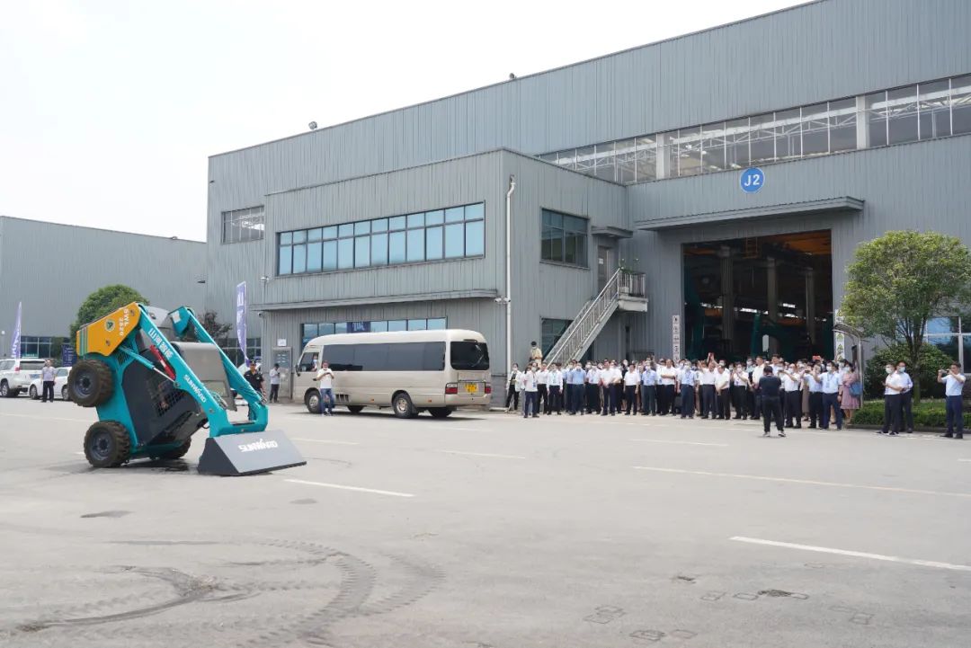 天下战略性新兴工业集群建设考察团调研优德88智能