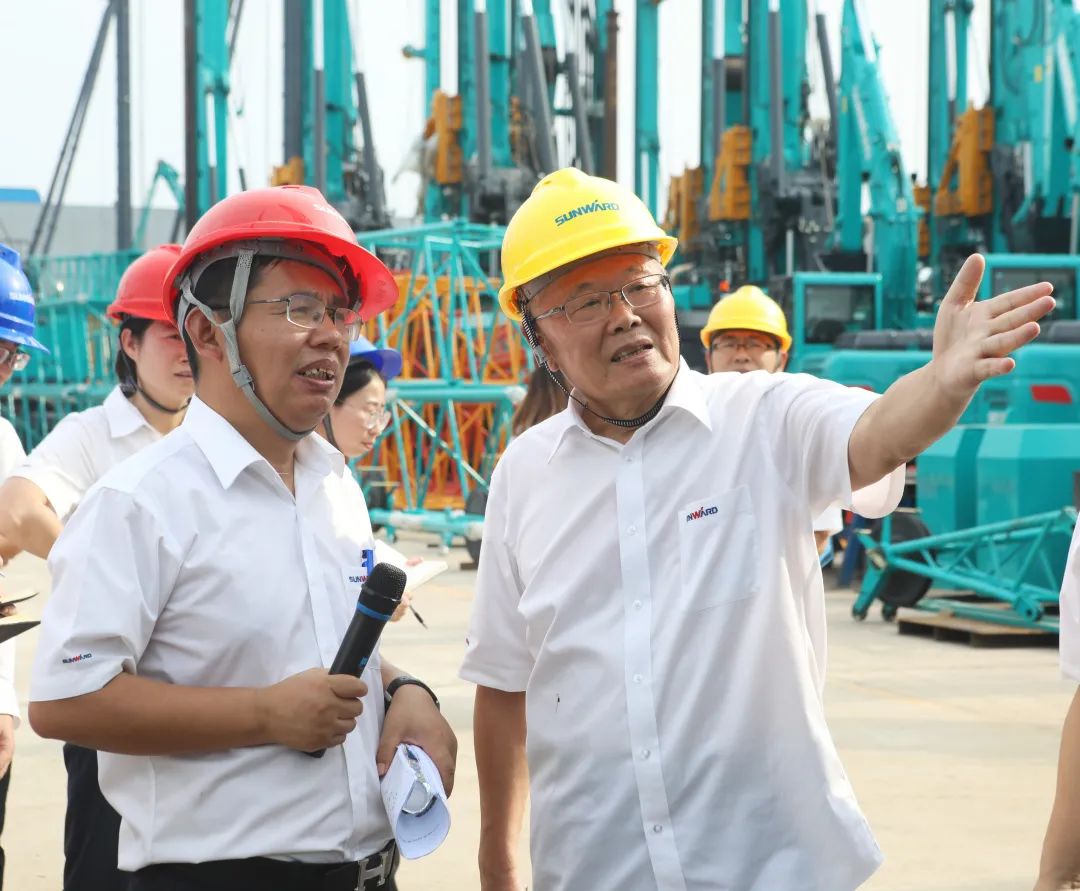 双鹰遨游，，，，“E”往无前！——优德88智能新一代E系列起重机下线！