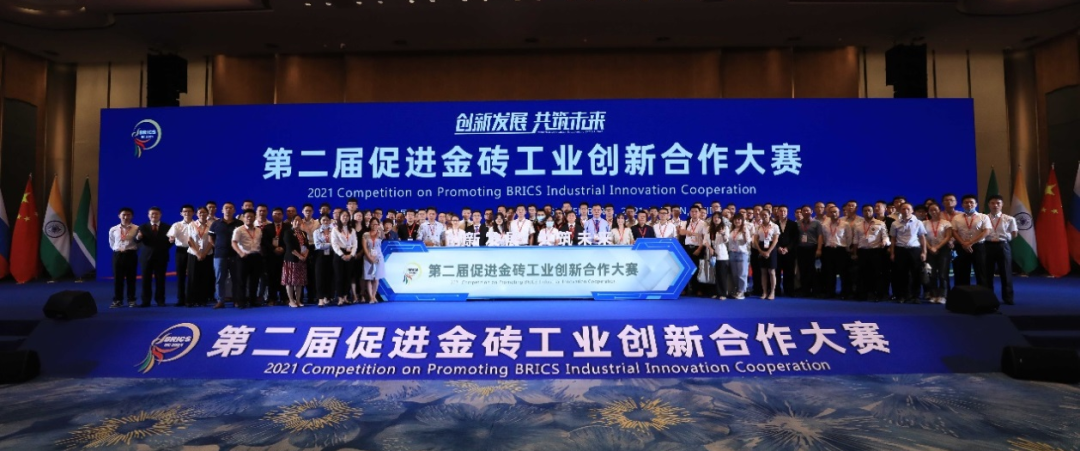 点赞！优德88智能液压混淆动力挖掘机项目荣获这个优异项目奖→