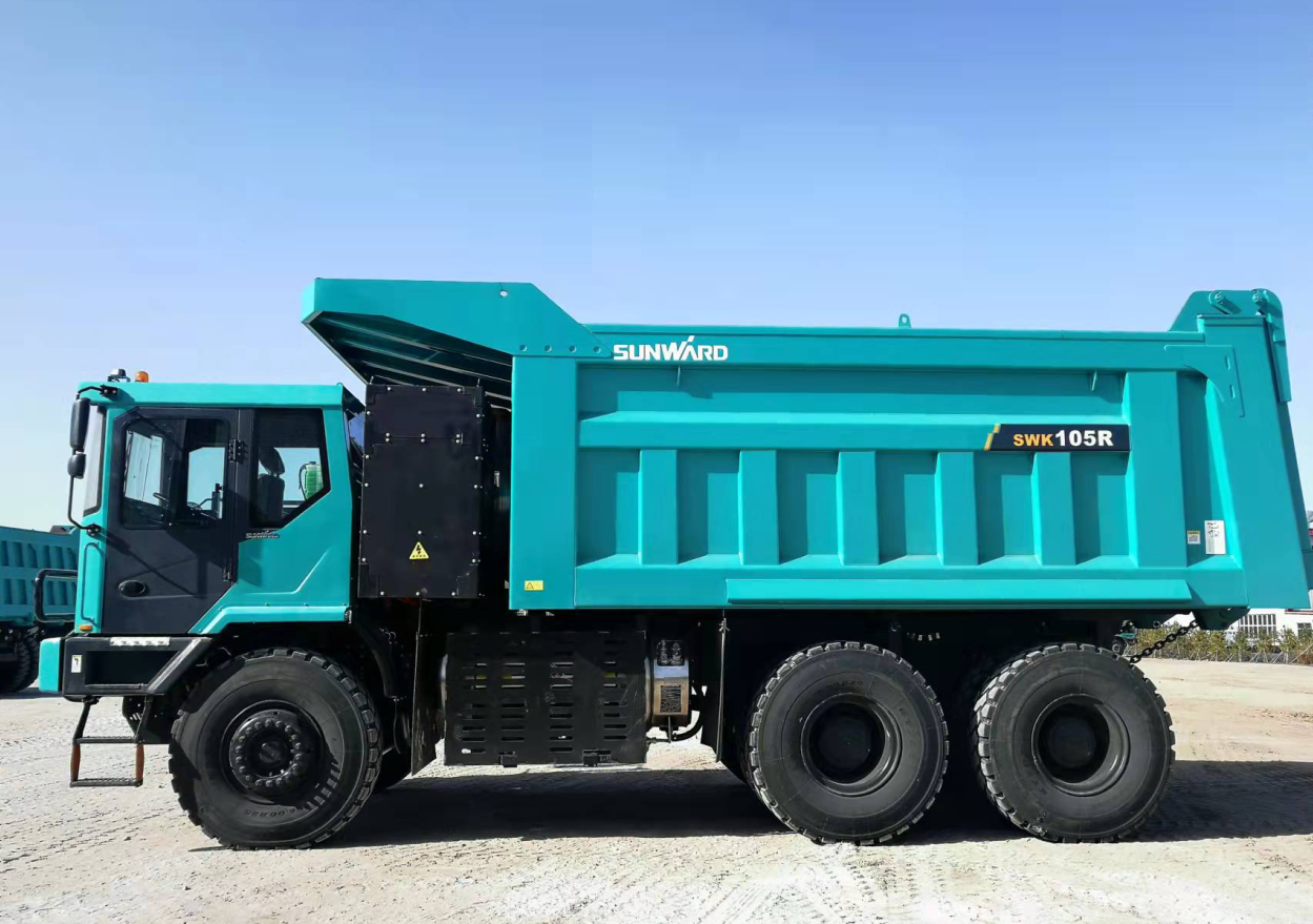 新能源，，，，，，长续航！优德88智能首台LNG增程式宽体矿卡下线交付