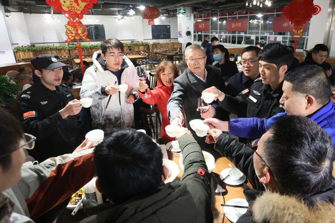 优德88智能董事长何清华与留厂员工一起过大年！