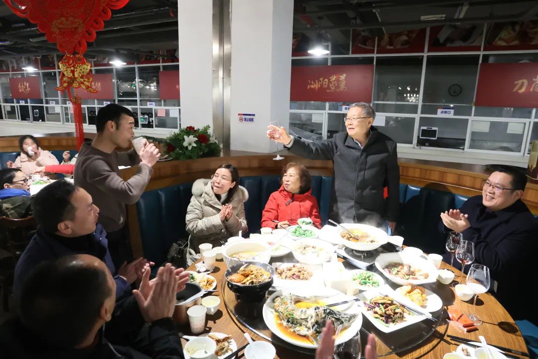 优德88智能董事长何清华与留厂员工一起过大年！