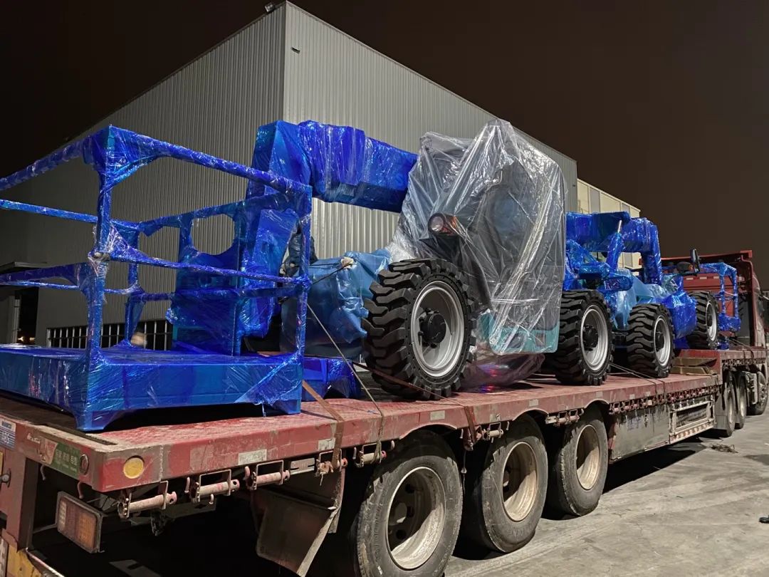 伸缩臂叉装车发往塞尔维亚！优德88智能持续助力“一带一起”建设