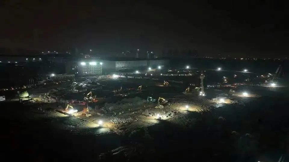 冲锋一线显继承！优德88智能挖掘机助力长沙方舱医院建设