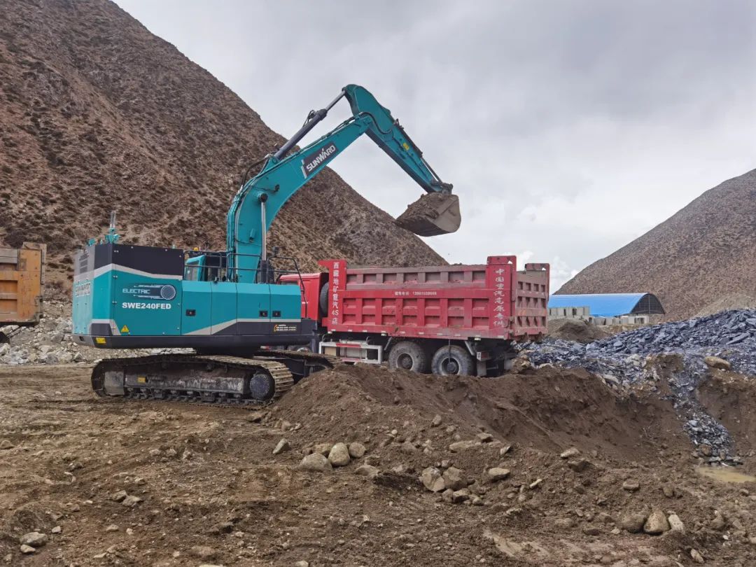 征战川藏铁路！优德88智能新一代电动挖掘机乐成交付