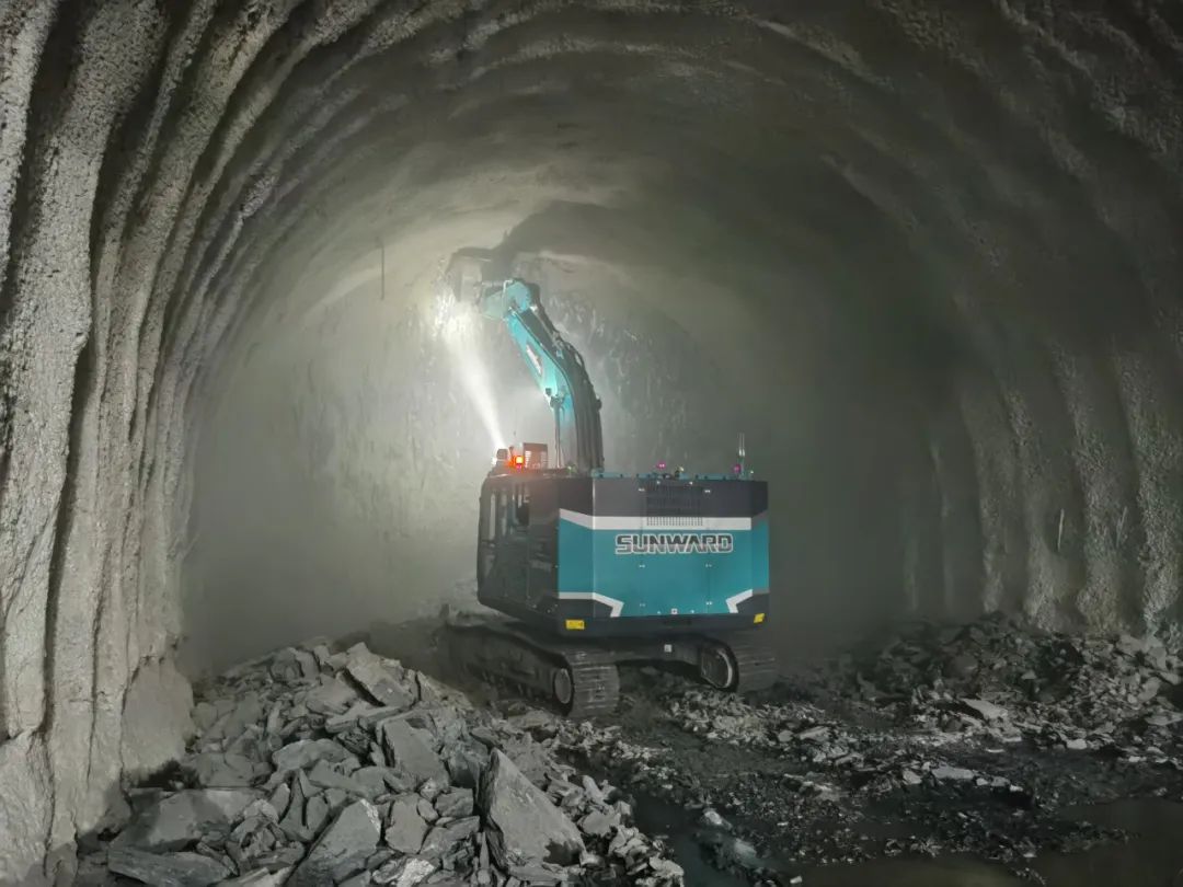 征战川藏铁路！优德88智能新一代电动挖掘机乐成交付