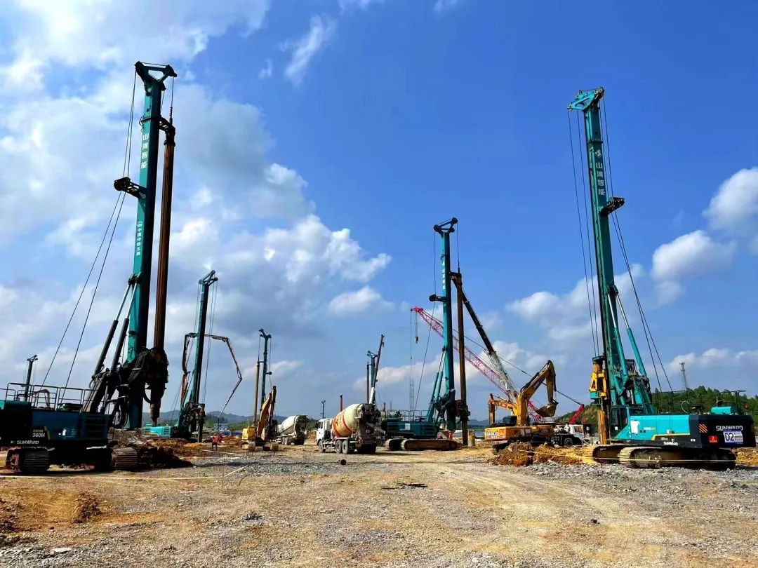 打桩“神器”再露锋芒！优德88智能旋挖钻机助力贵阳贵安新区负极质料项目加速建设