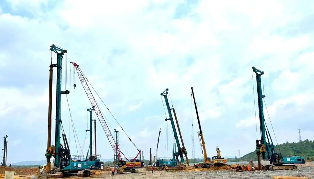 打桩“神器”再露锋芒！优德88智能旋挖钻机助力贵阳贵安新区负极质料项目加速建设