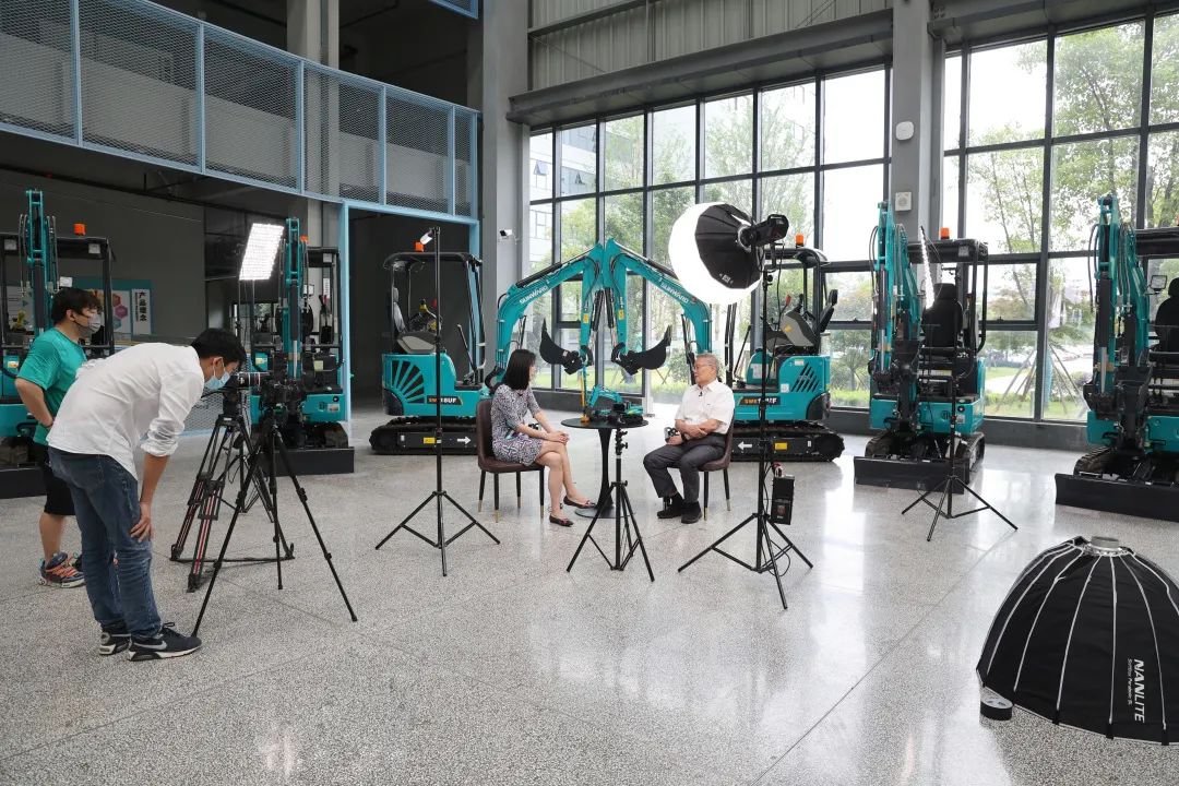 CGTN探厂！专访优德88智能董事长、首席专家何清华花絮来了