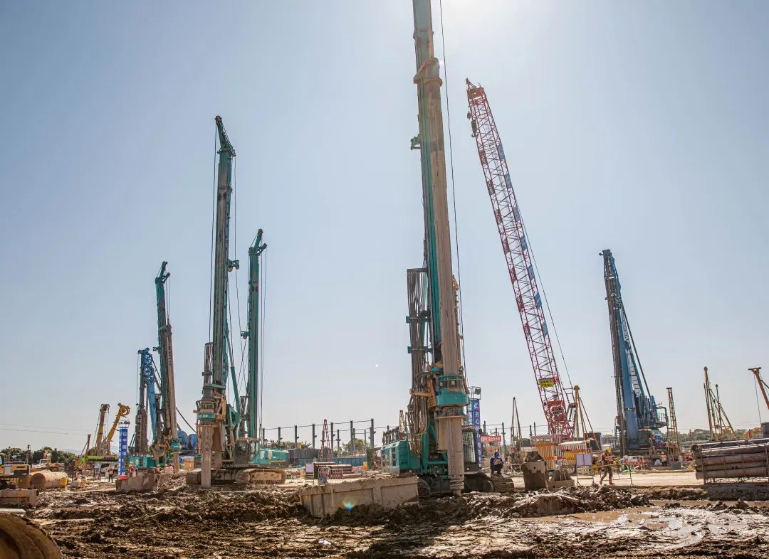 “优德88绿”再现大湾区！优德88智能旋挖钻机组团助建广州白云机场项目