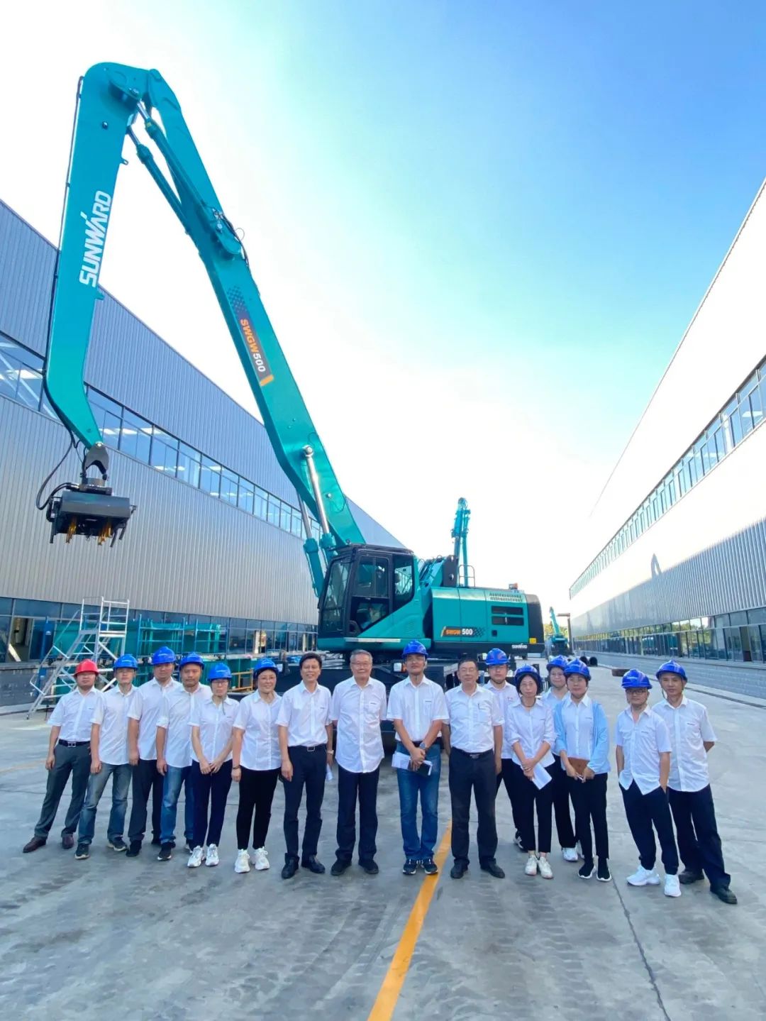 作业幅度达18米，，，，，优德88智能首台轮式抓料机乐成下线