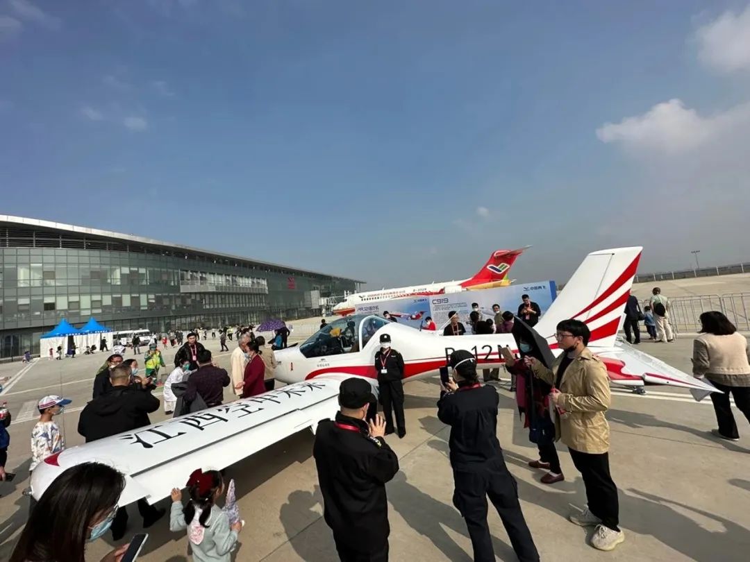 逆势飞翔！优德88航空携手相助同伴亮相2022南昌航行大会