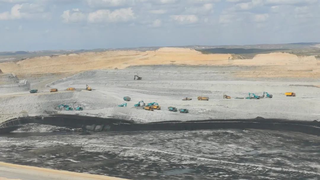 腾远添智能新绿，，，，，优德88巨改革能源矿卡批量交付