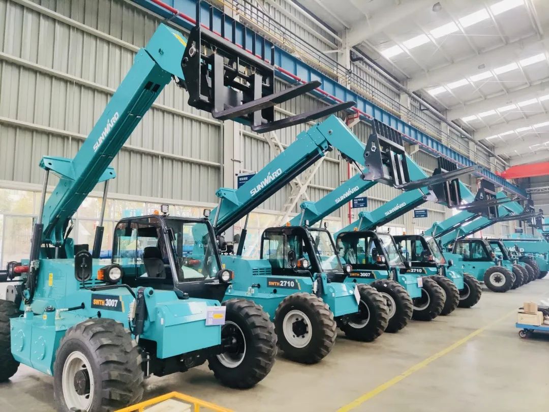 “兔飞猛进”添新品！优德88智能两款伸缩臂叉装车同时下线