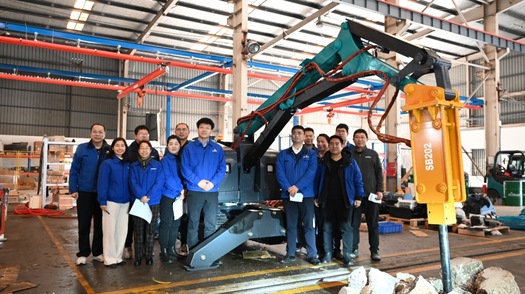 破拆应急，，，智能继承！优德88特装SWR280DE破拆机械人下线交付