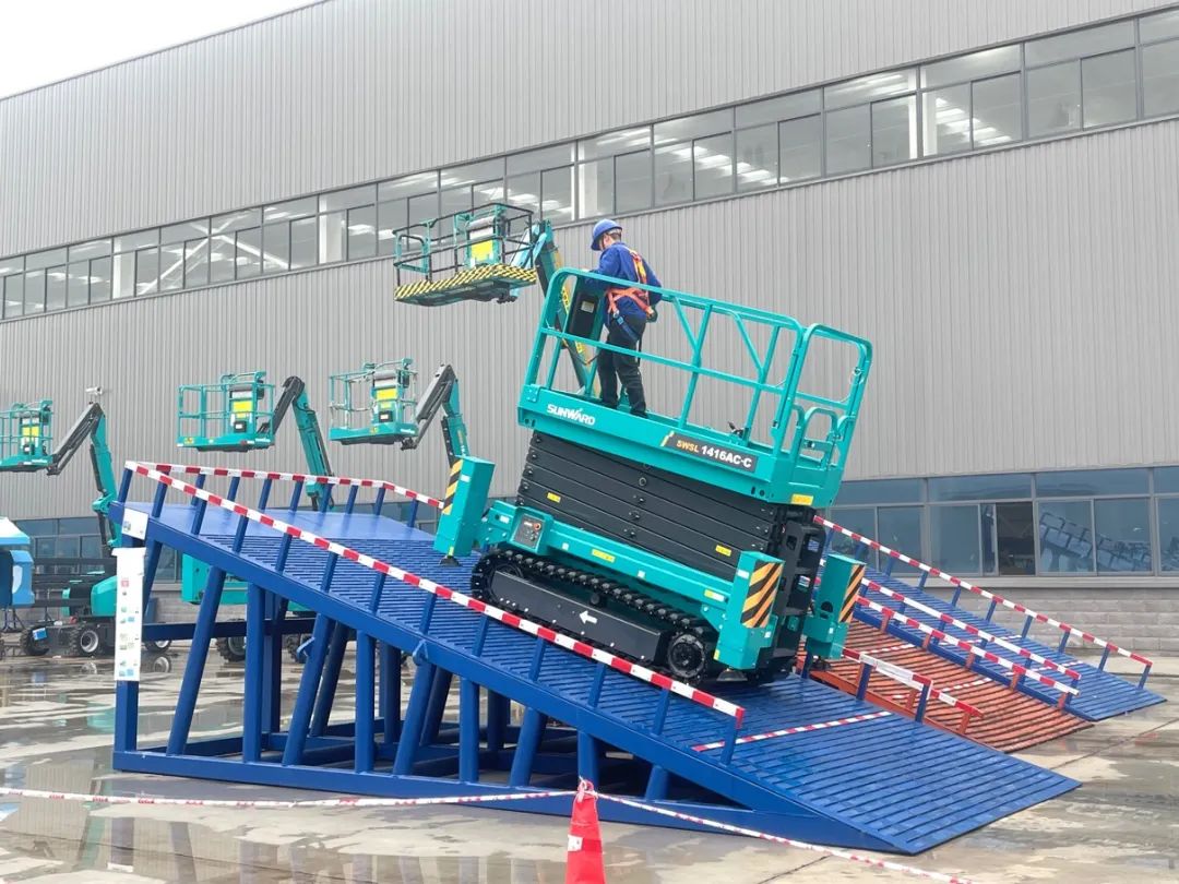 出厂即“出道”！优德88智能首款履带剪叉式高空作业平台批量上市