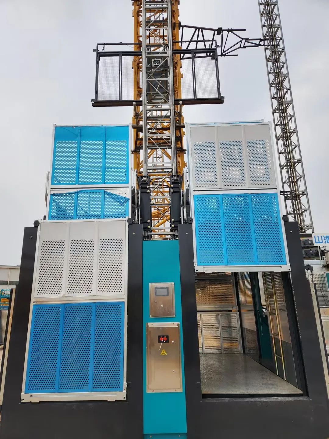 科技显能、再添新品！优德88江麓智能施工升降机乐成下线