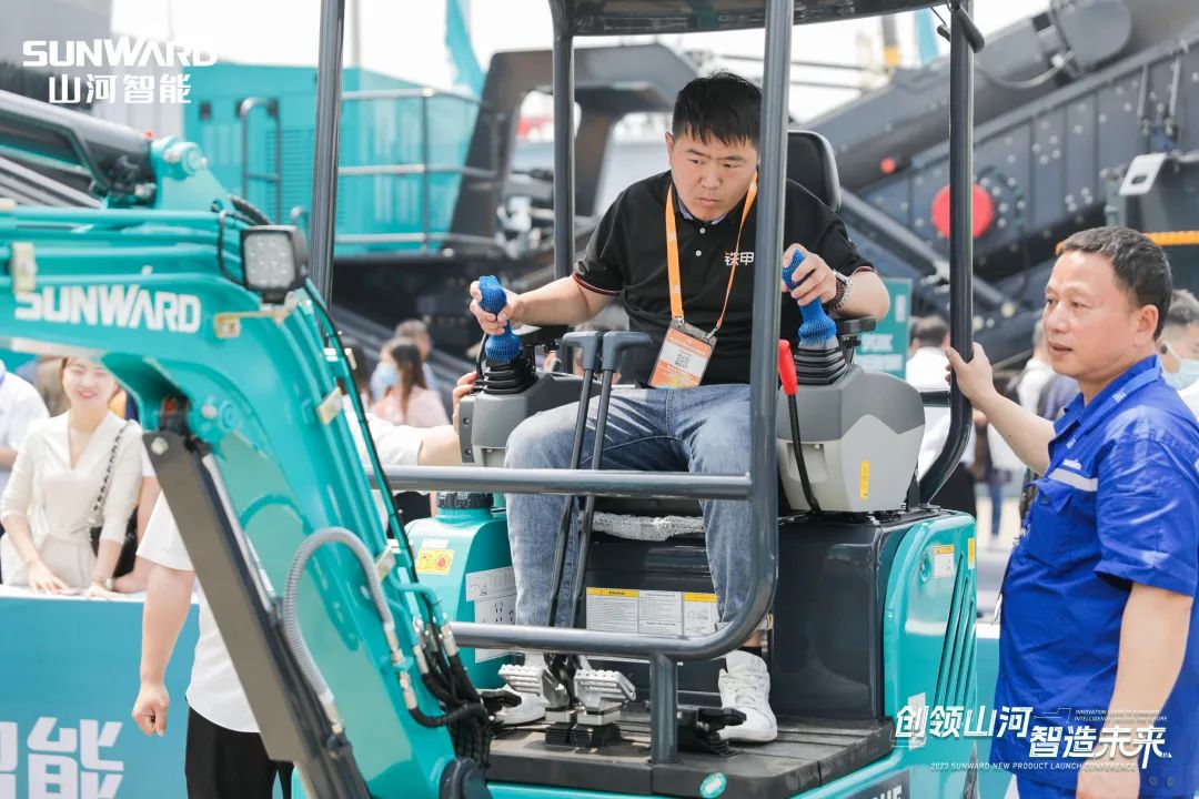 精品出击、互动一直！优德88智能F系列挖掘机闪灼长沙展