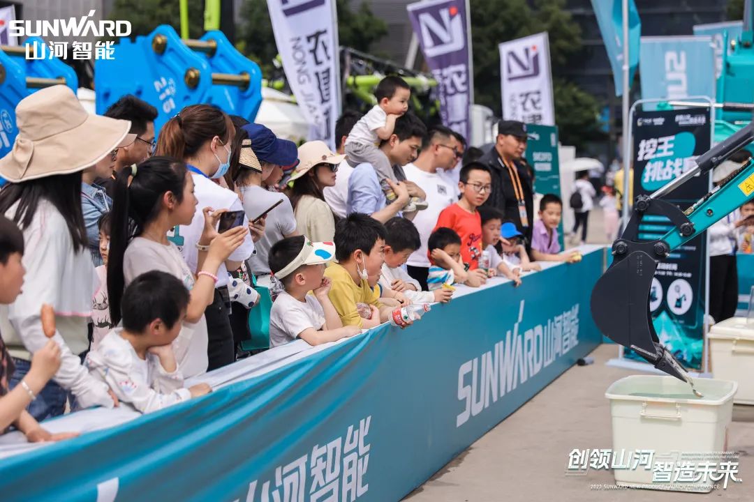 精品出击、互动一直！优德88智能F系列挖掘机闪灼长沙展