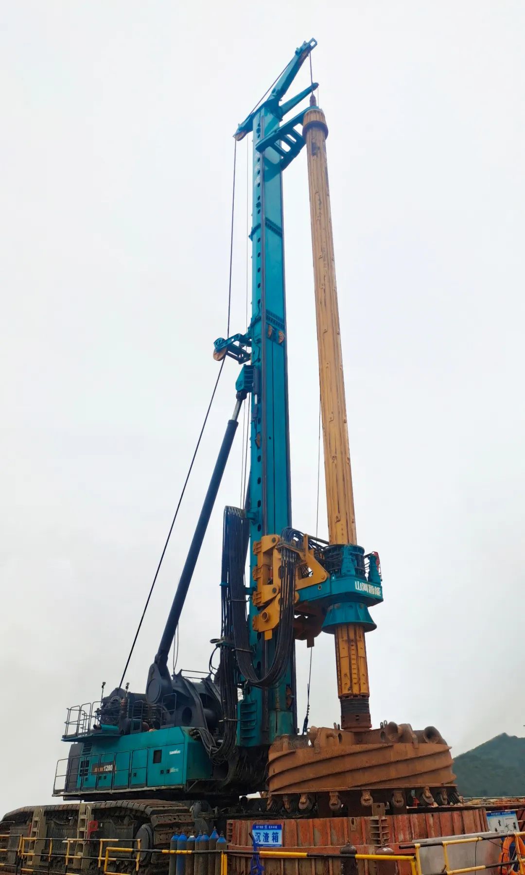 新战绩+1！优德88智能超等旋挖钻机创6.3米直径钻孔新纪录