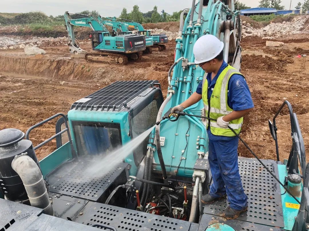 品质优德88，，，，，，专心折务！优德88智能挖掘机2023年服务万里行正式出征