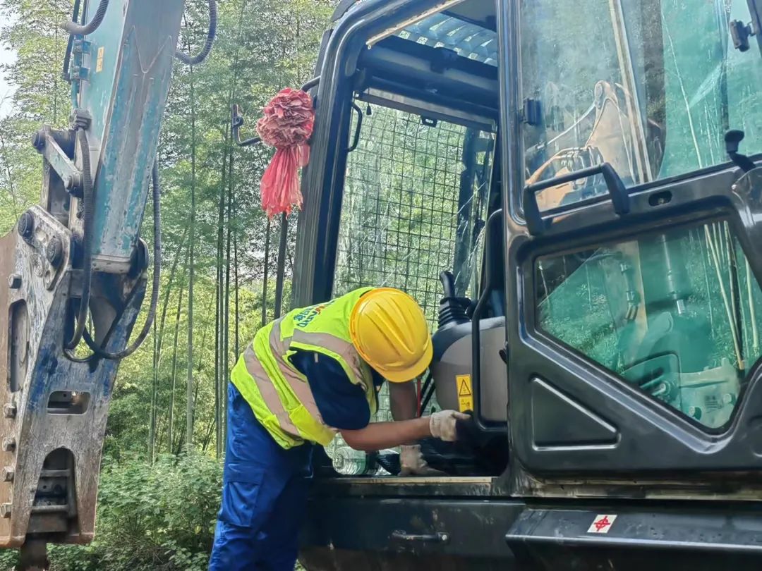 品质优德88，，，，，，专心折务！优德88智能挖掘机2023年服务万里行正式出征