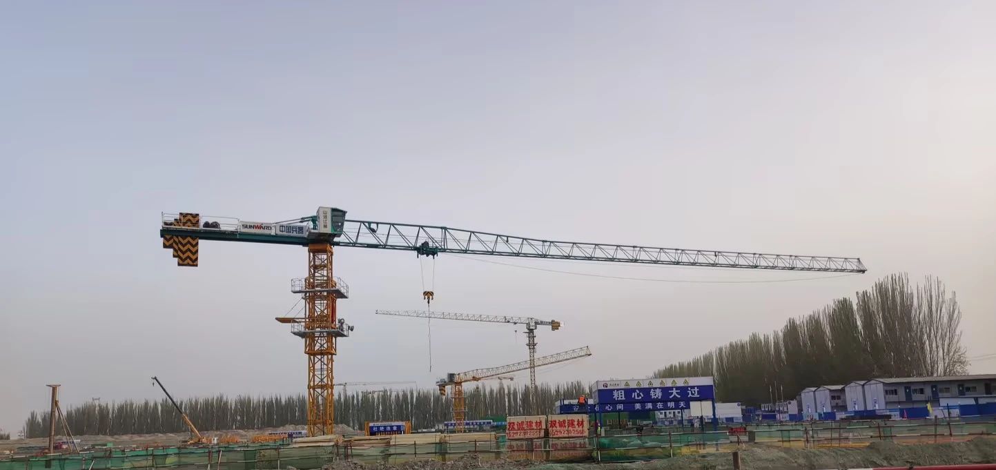 天山脚下的画师！优德88江麓群塔援疆建设新景致