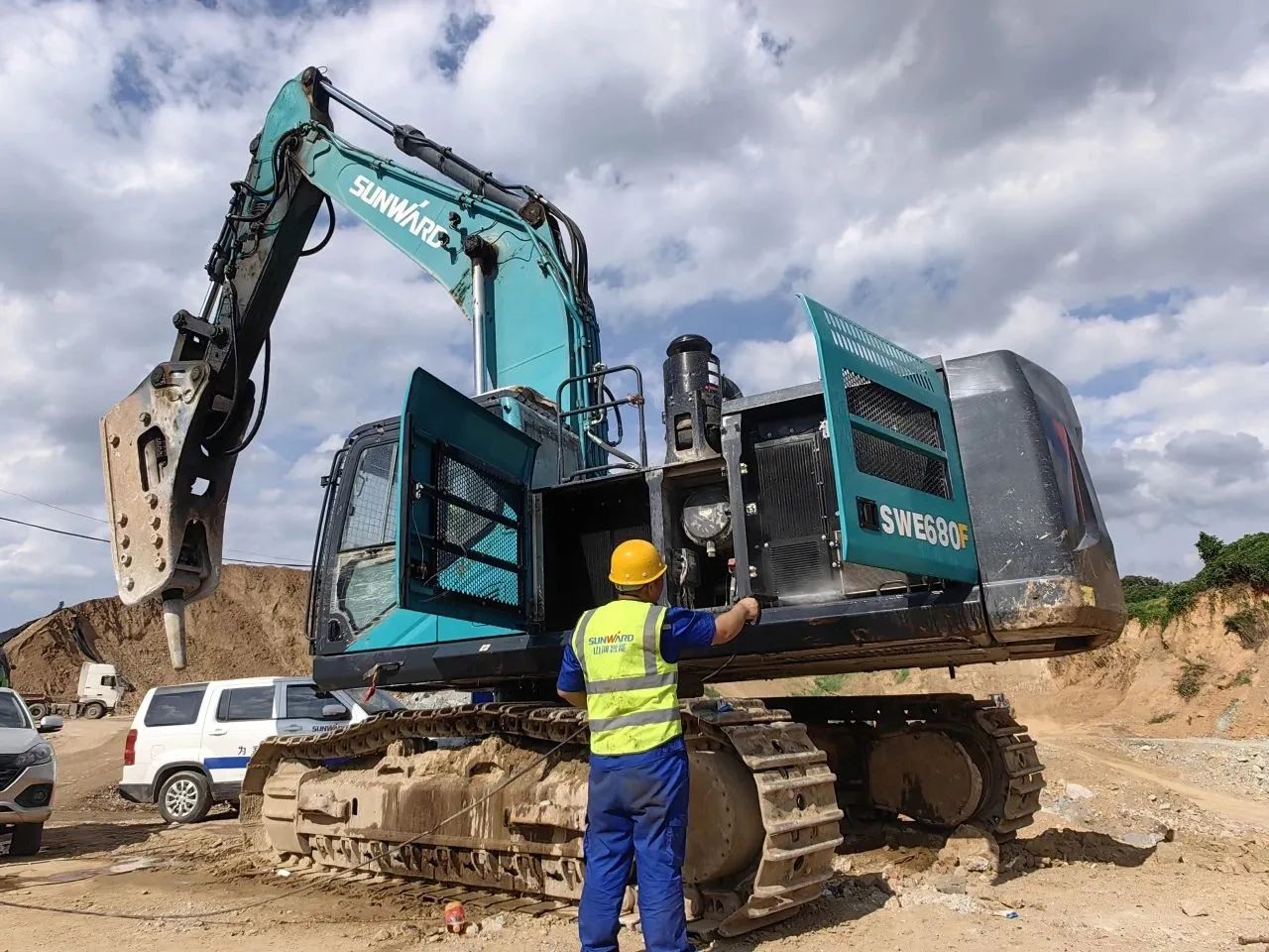 步履一直，，，，，服务不止！优德88智能挖掘机服务万里行火热举行中