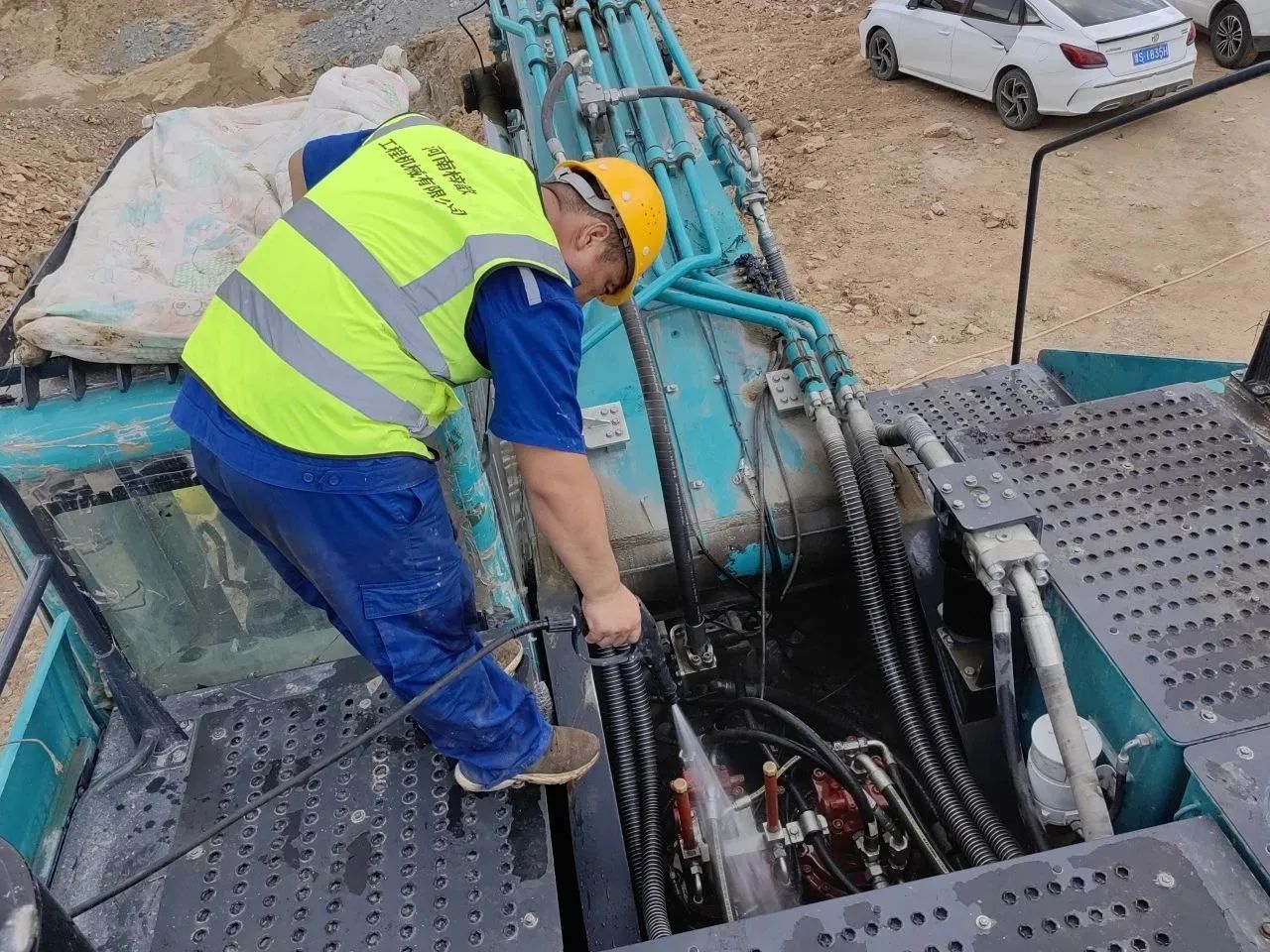 步履一直，，，，，服务不止！优德88智能挖掘机服务万里行火热举行中