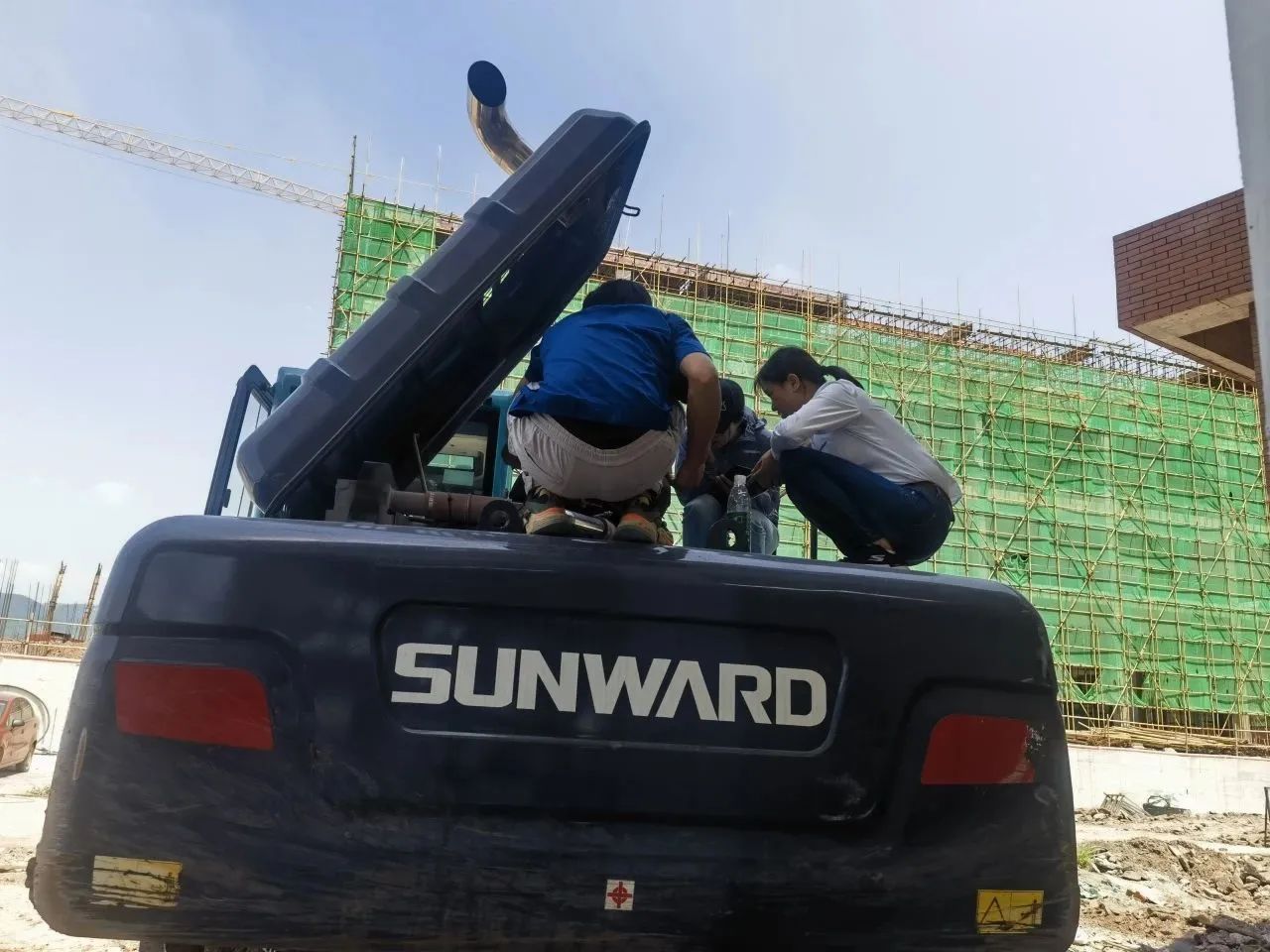 步履一直，，，，，服务不止！优德88智能挖掘机服务万里行火热举行中