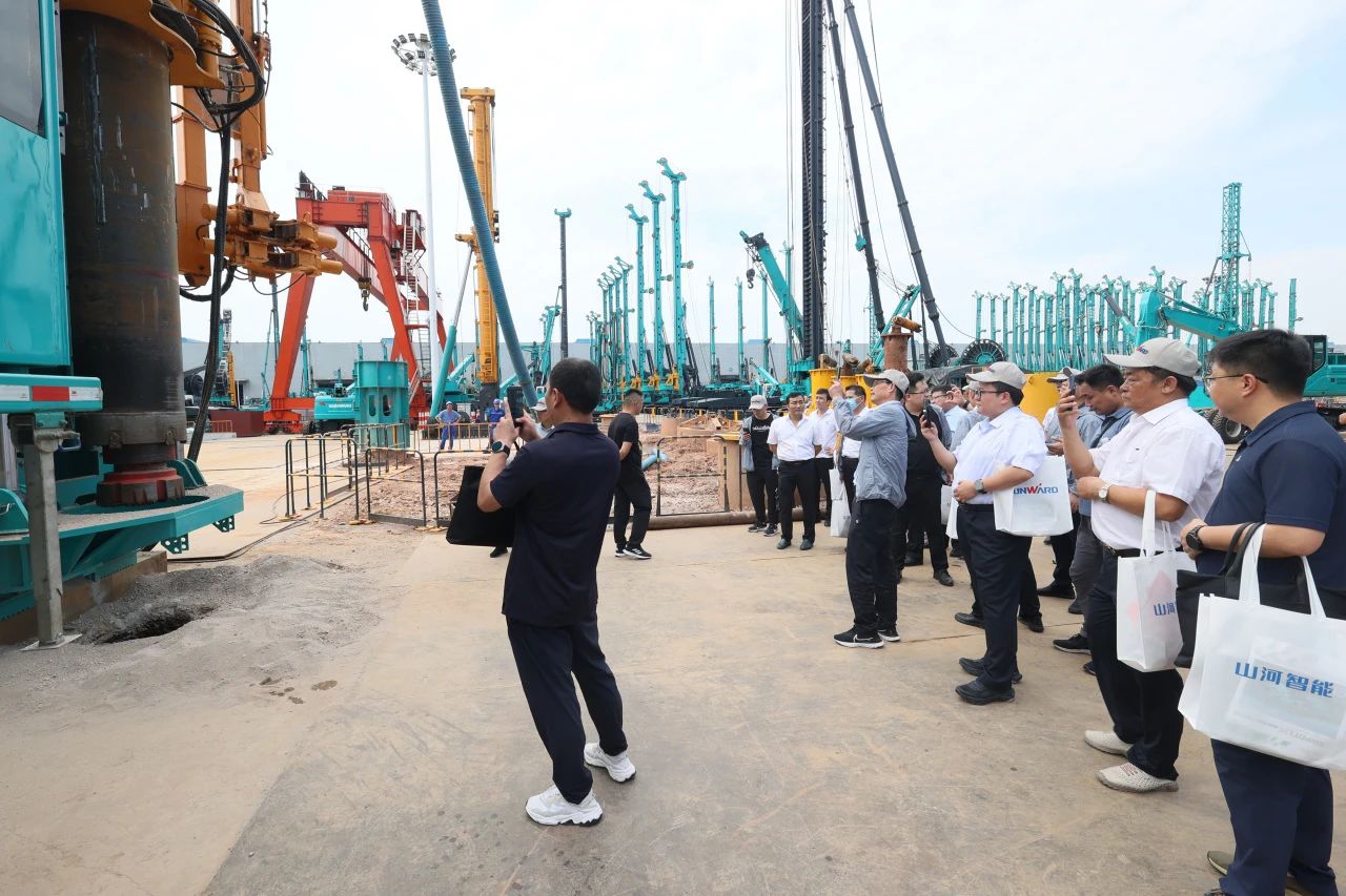 优德88智能全球首创深井套管车载钻机下线宣布
