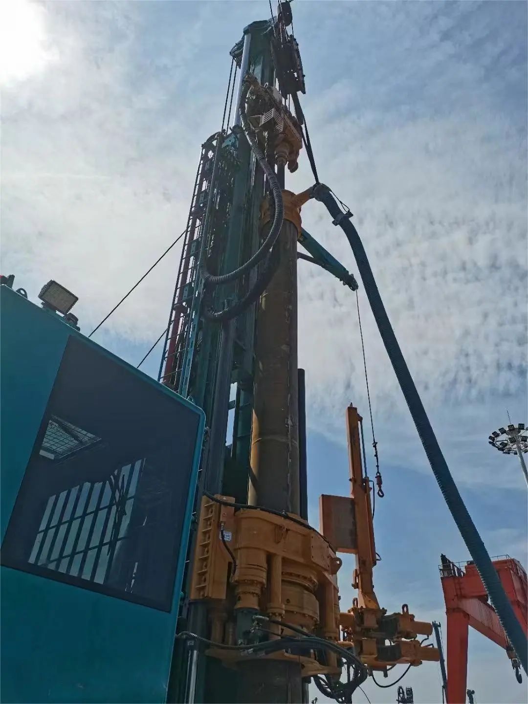 优德88智能全球首创深井套管车载钻机下线宣布