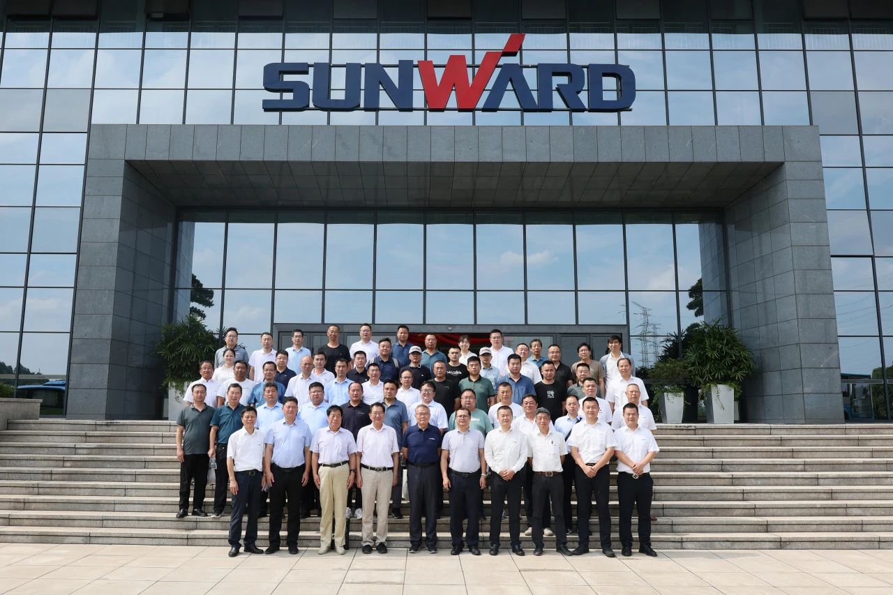 优德88智能全球首创深井套管车载钻机下线宣布