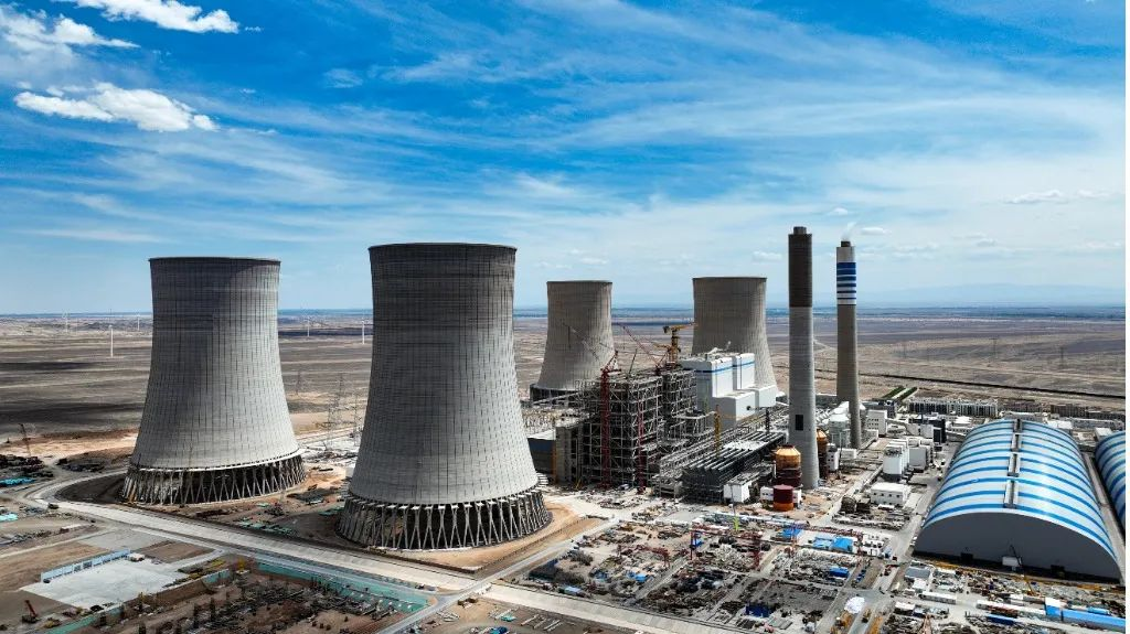 大漠沙漠展雄姿！优德88江麓塔机助力常乐电厂项目